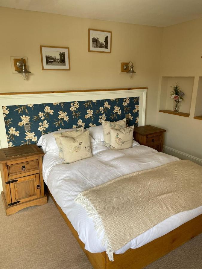 ホテル The White Hart Whitchurch エクステリア 写真